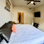5 Mins To Med Center, Comfy King Beds, Wifi,Gym,Pool
